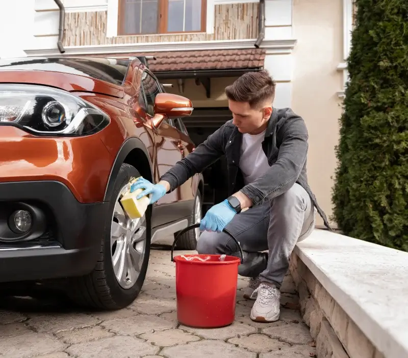 Lavage auto à domicile Vezins : professionnel intervenant sur un véhicule